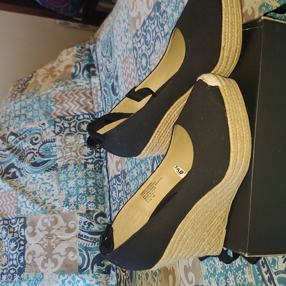 Black wedge